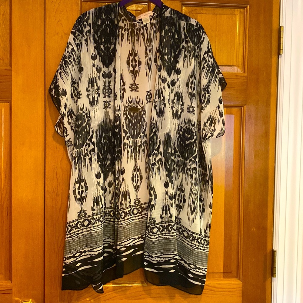 Band of Gypsies Black/White Lightweight Kimono in Size S/M